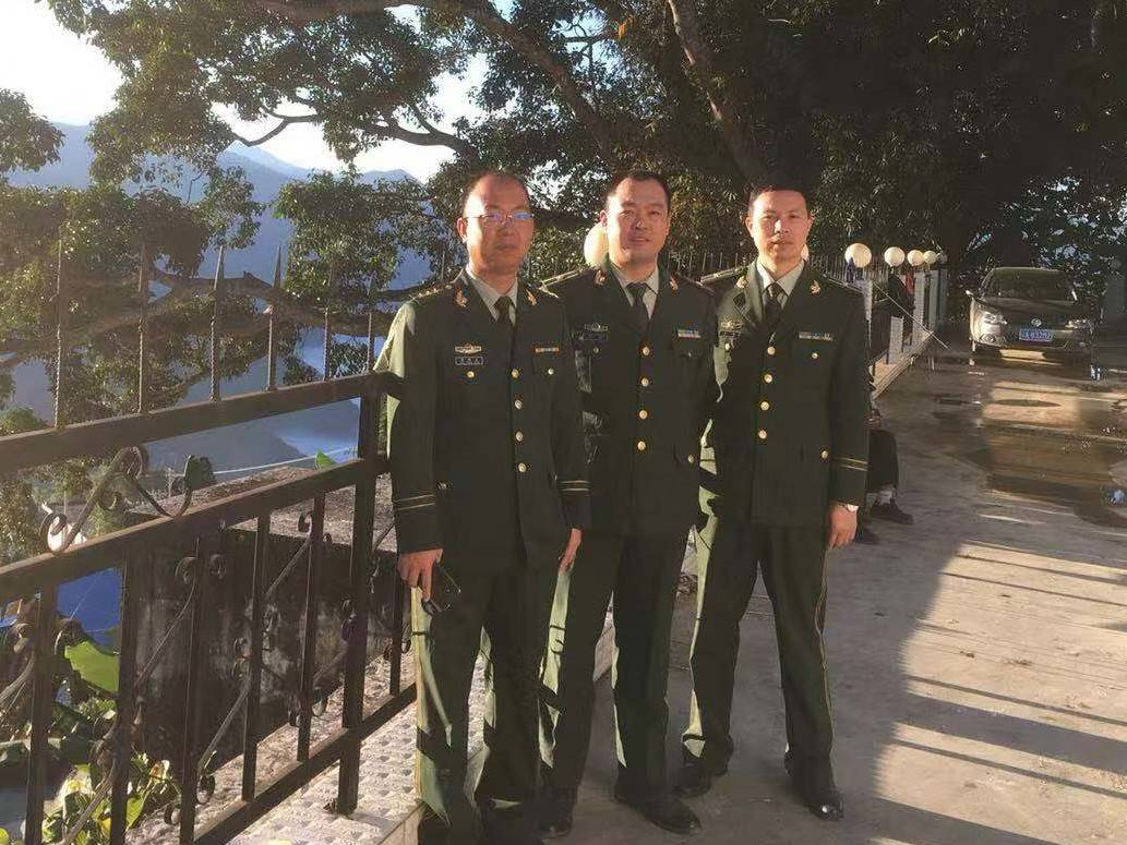 家庭,2006年12月参军入伍,2008年9月考入原公安边防部队广州指挥学校