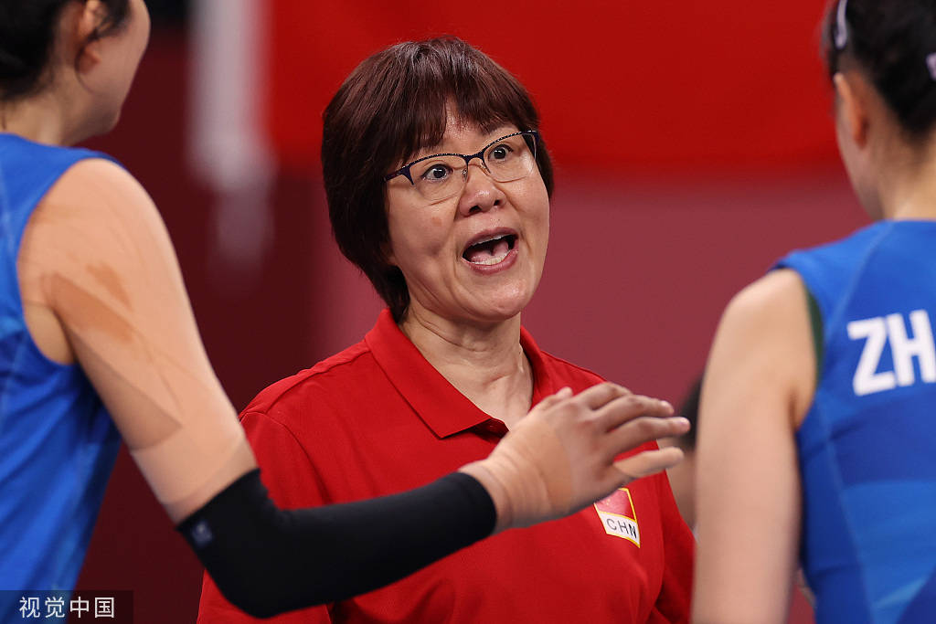 高清图:中国女排vs阿根廷 郎平谢幕战专注指挥