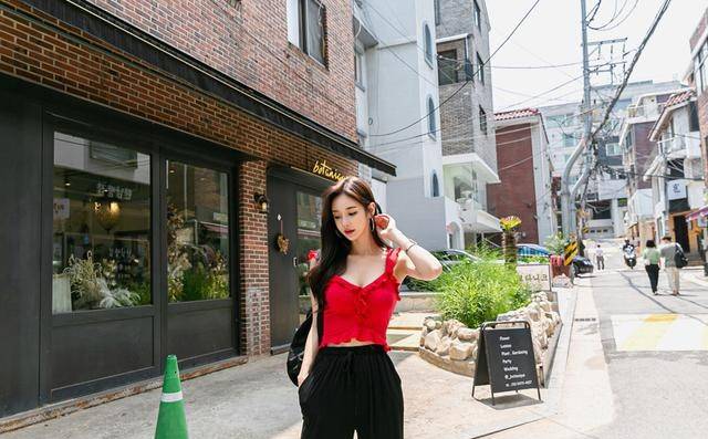 曲线美|韩国模特孙允珠夏日红色吊带衫搭配黑色休闲宽松长裤网拍
