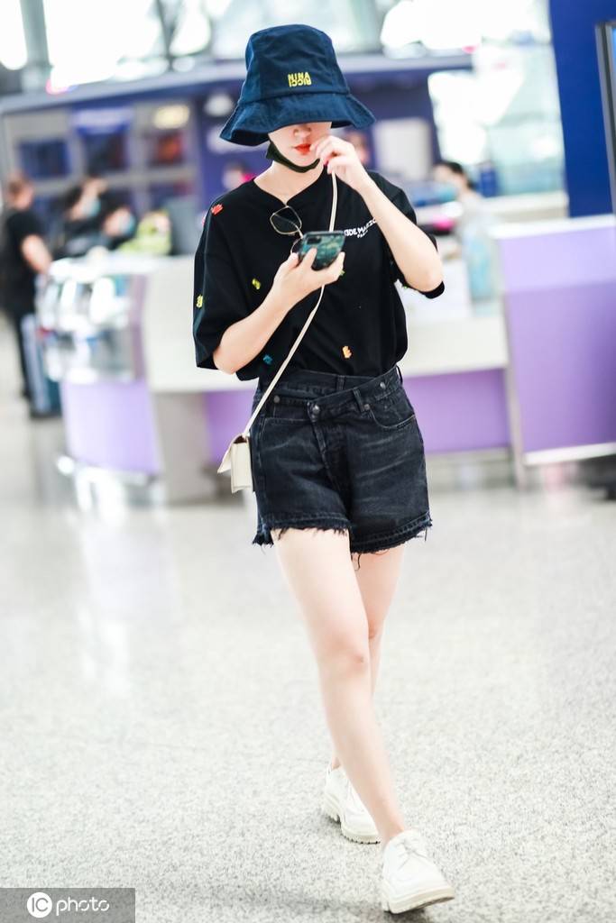 张歆艺头戴渔夫帽口罩遮面低调现身