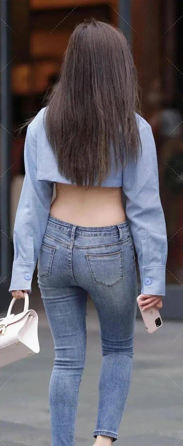 苗条身材|紧身牛仔裤搭配时髦上衣，展示苗条身材，时尚又性感，非常吸睛
