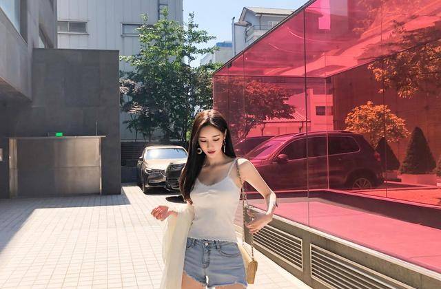 文章|韩国模特孙允珠夏日白色修身吊带衫搭配蓝色牛仔热裤网拍