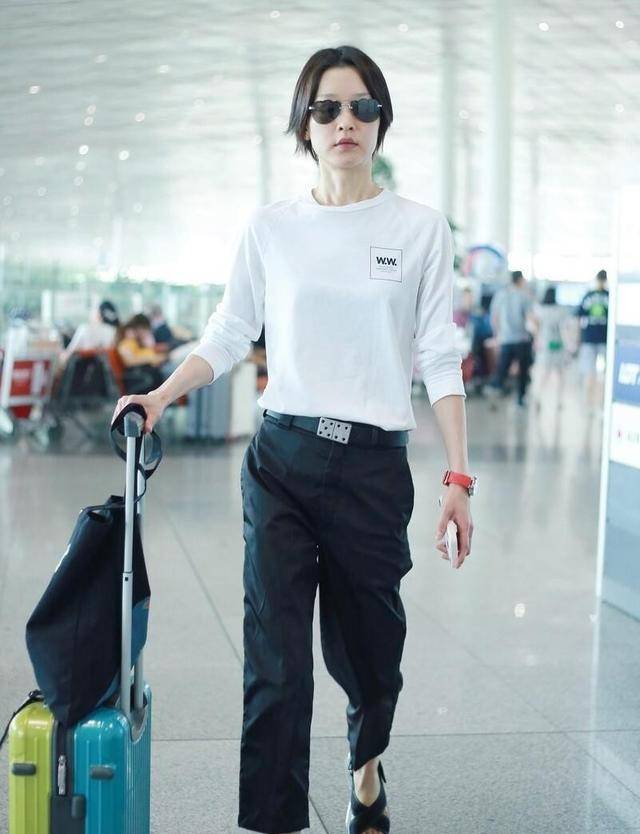 感觉|杜鹃的气质一般人比不了，黑白look气场十足，走路带风太有型