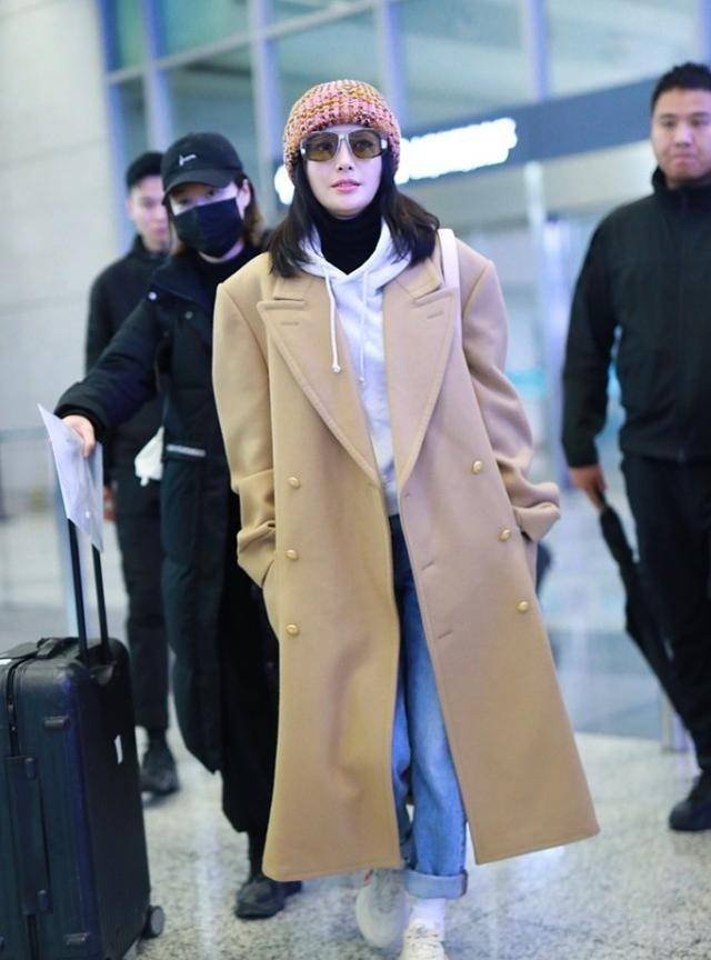 牛仔|秦岚这腿真够细的，穿长靴靴口还有缝，戴大金链子也不显俗气