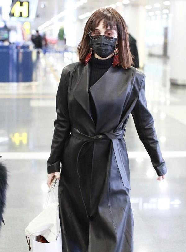 韩庚夫妇低调走机场 卢靖姗穿紧身皮衣秀身材 但小腹微隆疑怀孕 黑色