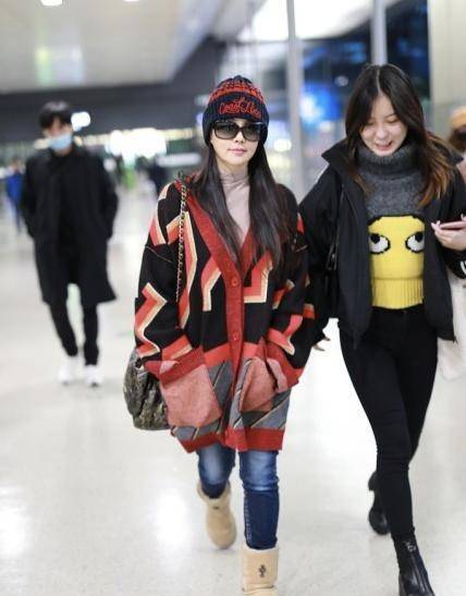 感觉|伊能静低调现身机场,虽戴着口罩看不清脸,但弯弯的眼睛却好显嫩
