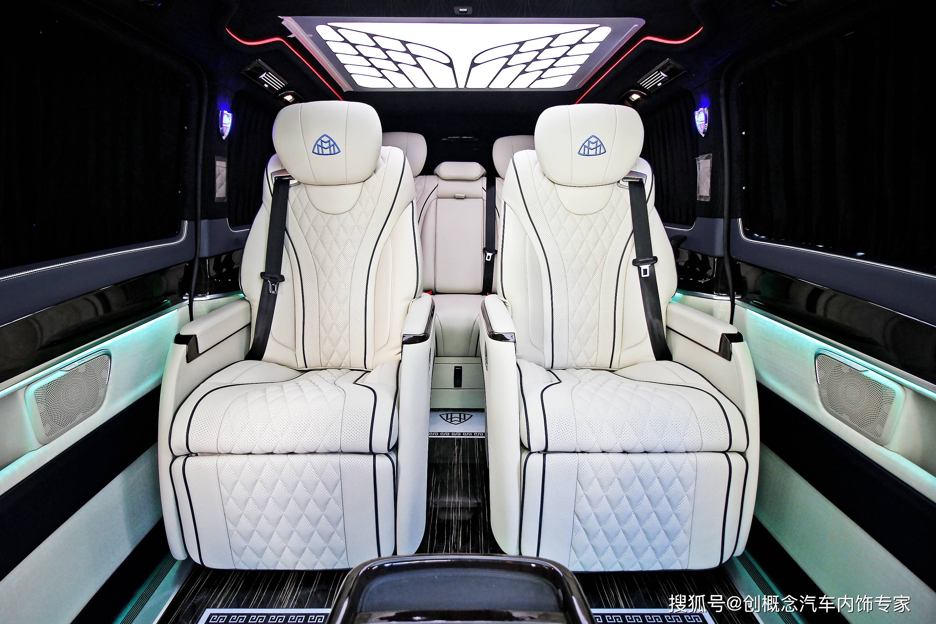 深圳奔驰v260七座无隔断内饰改装蓝白色双开门简约商务感爆棚