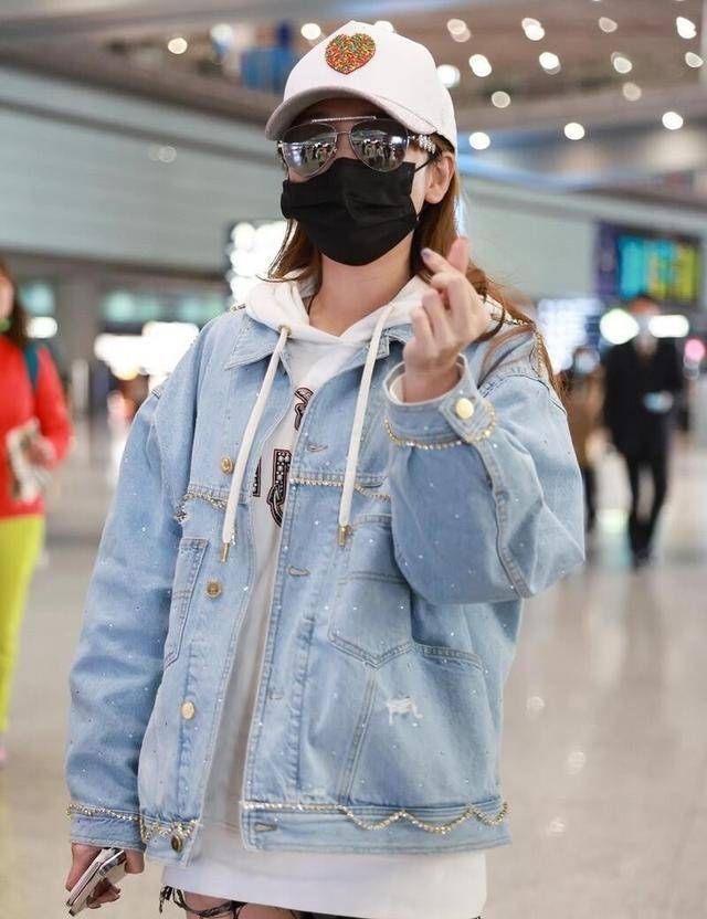 牛仔|金莎这牛奶肌真够晃眼的，穿短裤秀大白腿，还看不出一丝赘肉感