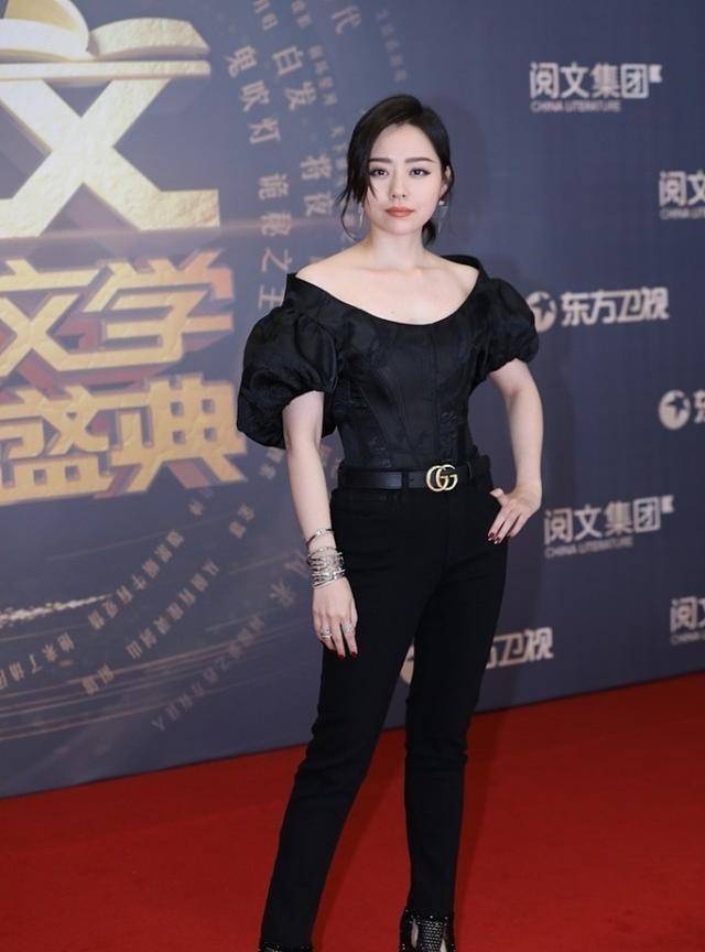一身|张靓颖的造型真显身材，一身黑的搭配气场十足，“铅笔腿”真惹眼