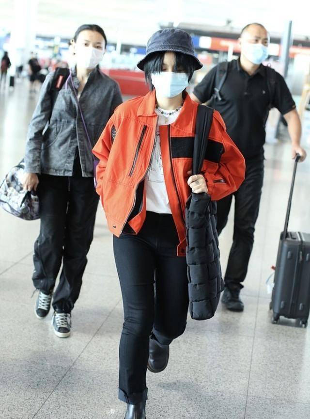 服装|周笔畅私底下真接地气，头发随便抓一抓就出门，素颜出镜也不在乎