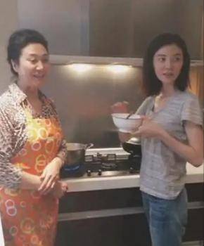 王丽云|车晓与母亲久违同框,吃饭节俭不浪费,难怪车晓瘦成了这样