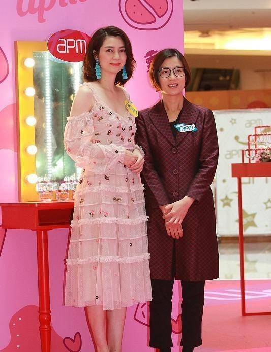 服装|洪欣真是扮嫩的“行家”，穿着一袭粉色裙子，和小姑娘比也不差