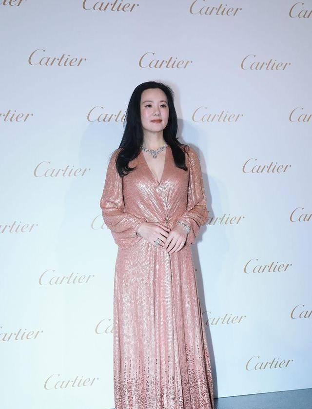 西装|咏梅的气质真绝了，一般人不敢尝试的深紫色长裙，她却穿得高贵