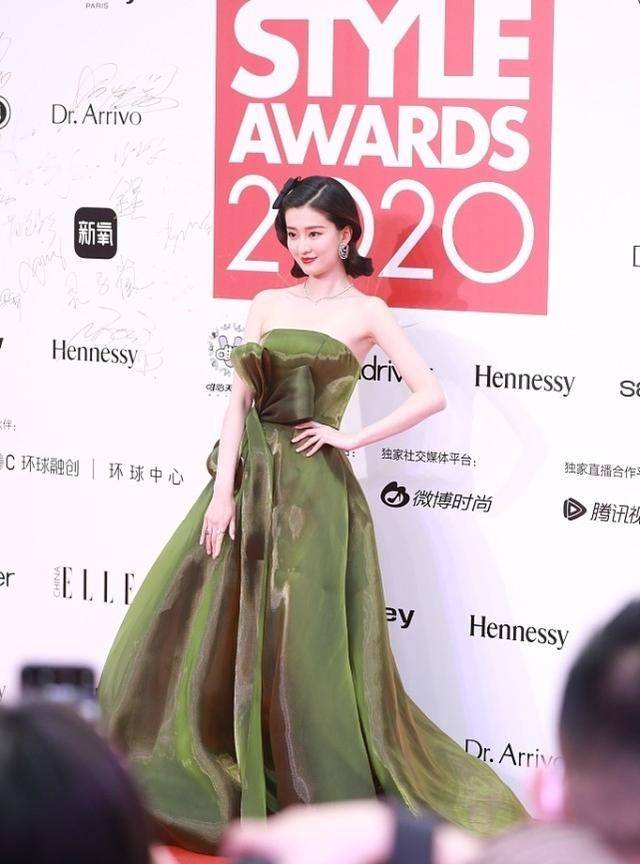 服装|乔欣的衣品不服不行，就算穿着“滑溜溜”的裙子，依旧给人高级感