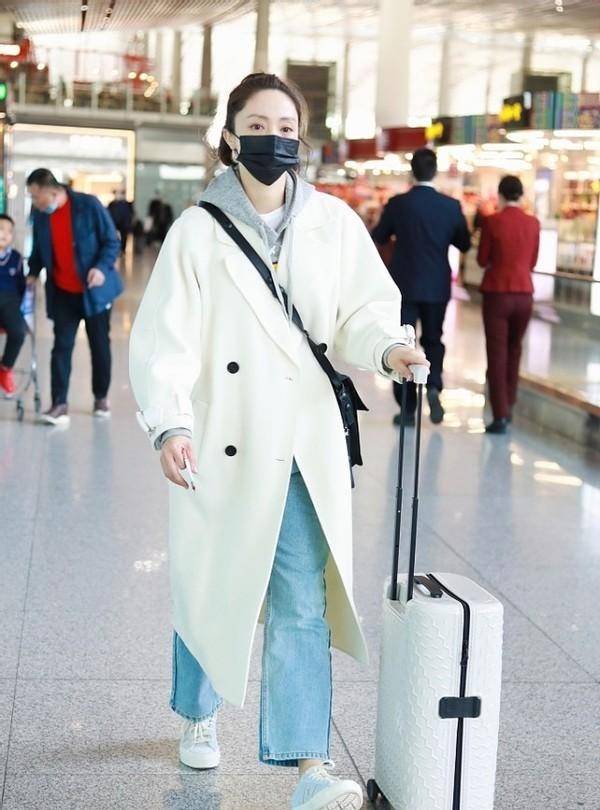 黑色|董璇和女儿感情真好，同穿黑白装手牵手走机场，女儿小酒窝太可爱