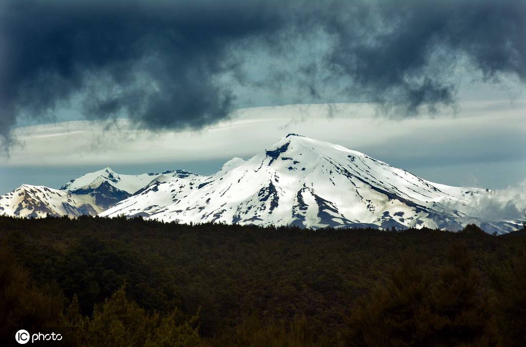 新西兰鲁阿佩胡火山白雪皑皑