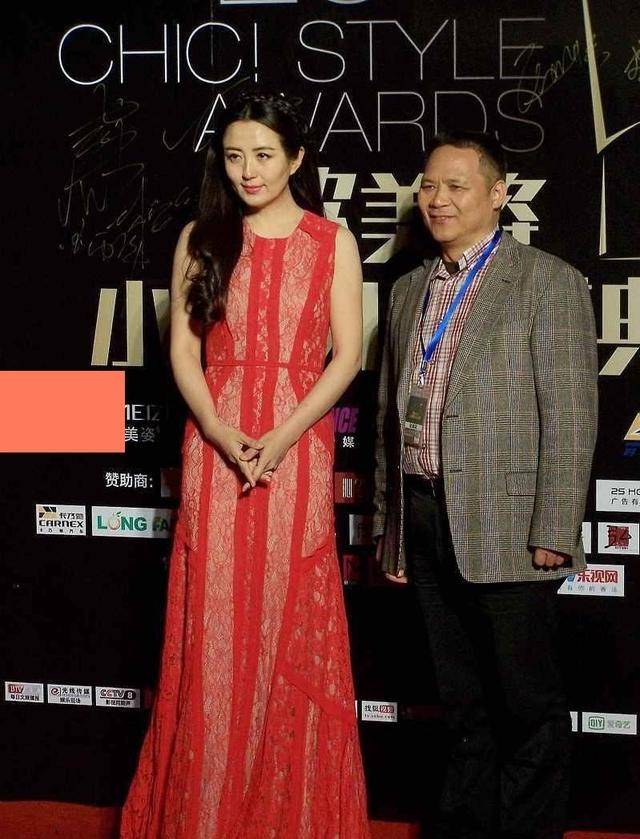 杨童舒|杨童舒的气场还是没变，虽然穿得挺妩媚，但眼神犀利让人不敢直视
