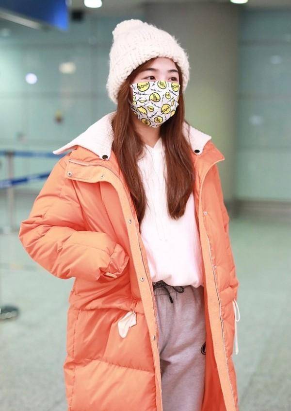 张含韵真有30多了?穿萝卜色羽绒服跟小姑娘似的,也太可爱了
