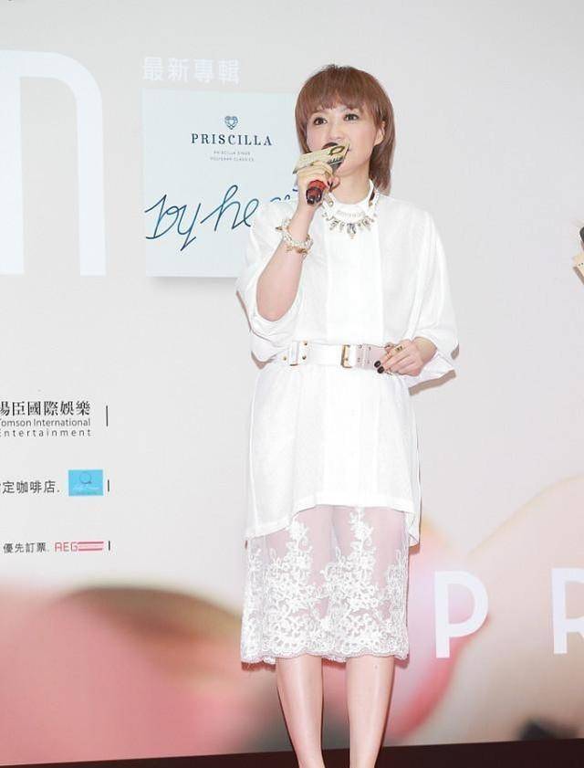 服装|陈慧娴是咋保养的？65年出生的看不出啥皱纹，穿白裙还挺干净的