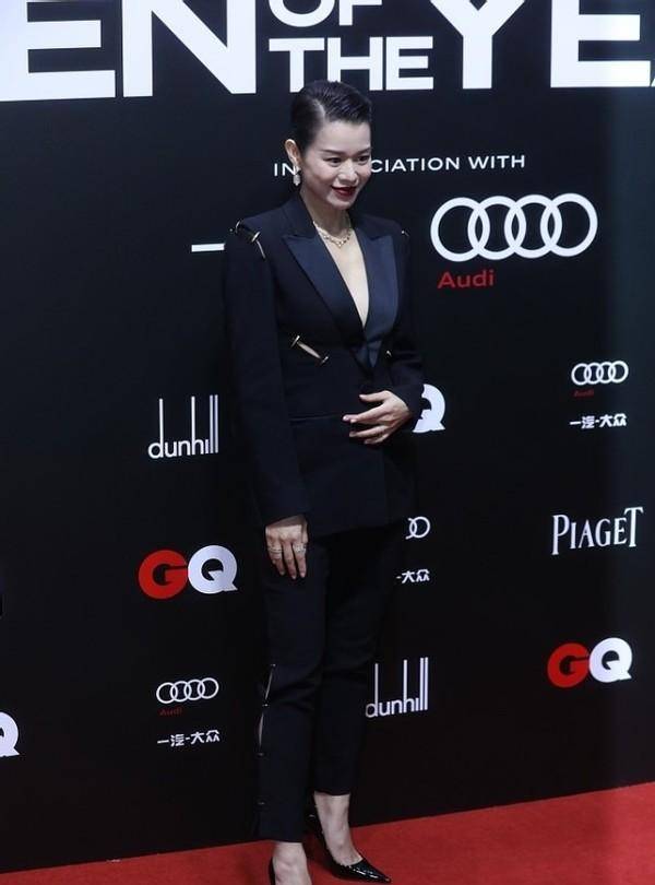黑色|胡杏儿为捞金真是拼，挺8月孕肚现身记者会，一身西装还挺显瘦
