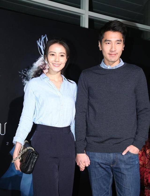 西裤|高圆圆赵又廷虽然是姐弟恋,但手拉手出行真登对,高圆圆看着真嫩