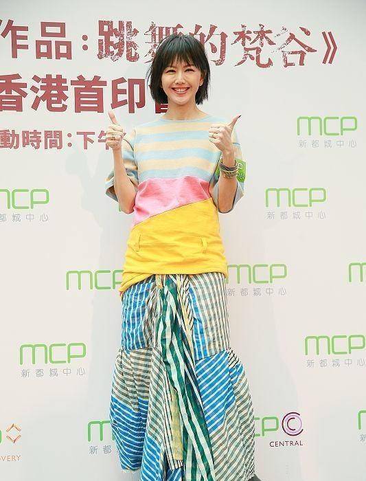 服装|孙燕姿的“逆生长”不服不行，这么花哨的造型也不邋遢，真显嫩