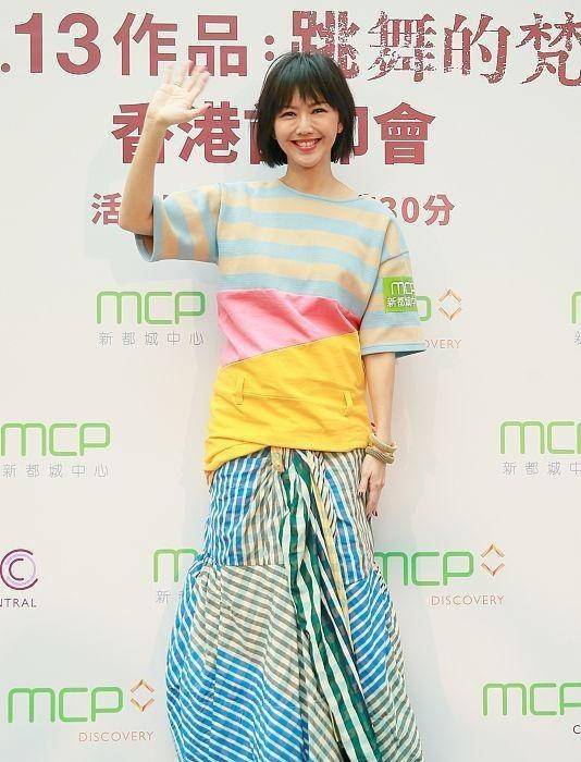 服装|孙燕姿的“逆生长”不服不行，这么花哨的造型也不邋遢，真显嫩