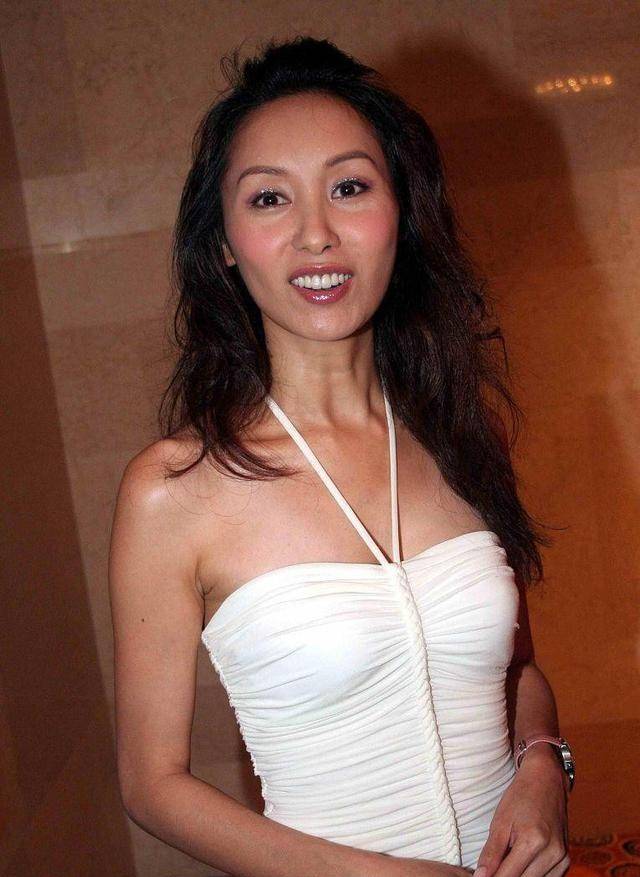 身材|有郭可盈的身材还愁啥穿搭，裙子用脖子上的绳连着，也不怕掉下来