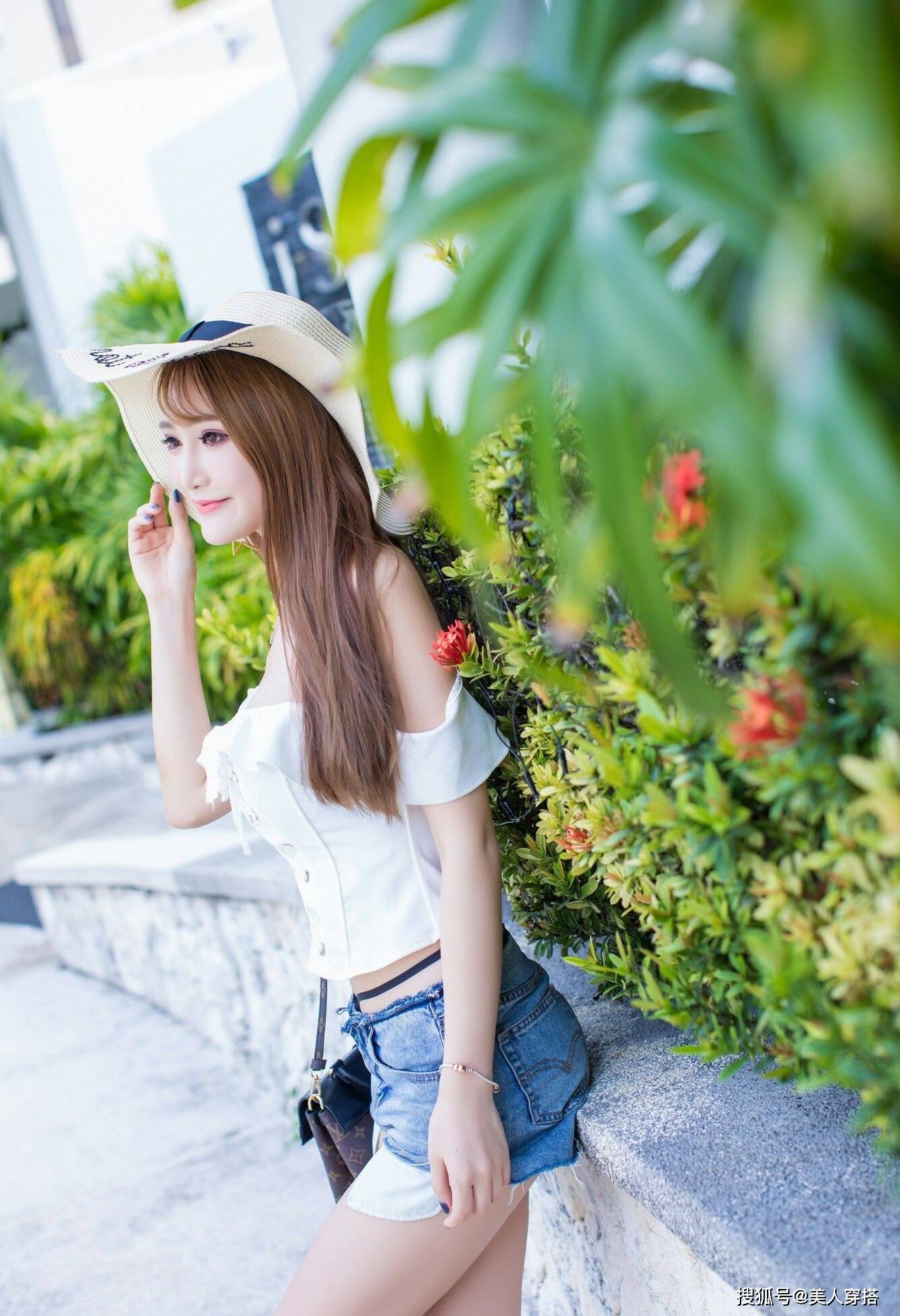 个性小姐姐白色露肩与牛仔短裤搭配清纯迷人