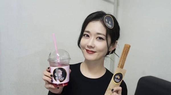 变化|张娜拉风格变化大，姨妈红唇配眼妆走御姐风，但笑起来还是小姑娘