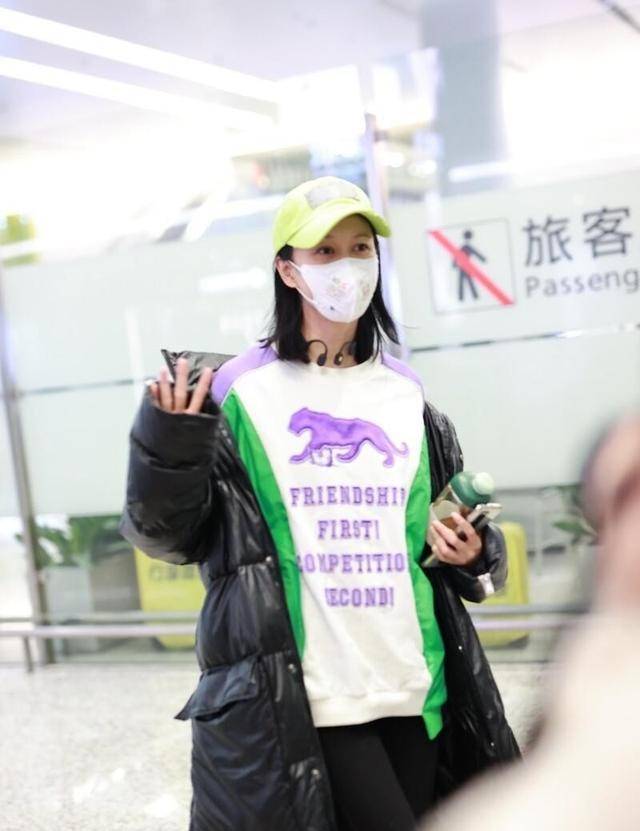 眼袋|倪虹洁还是有些老了,素颜走机场看出了眼袋,但穿衣却挺减龄