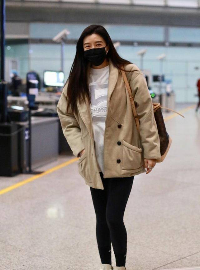 大衣|周韦彤虽然快40岁了，但是保养得依旧很好，这身段一般人比不了