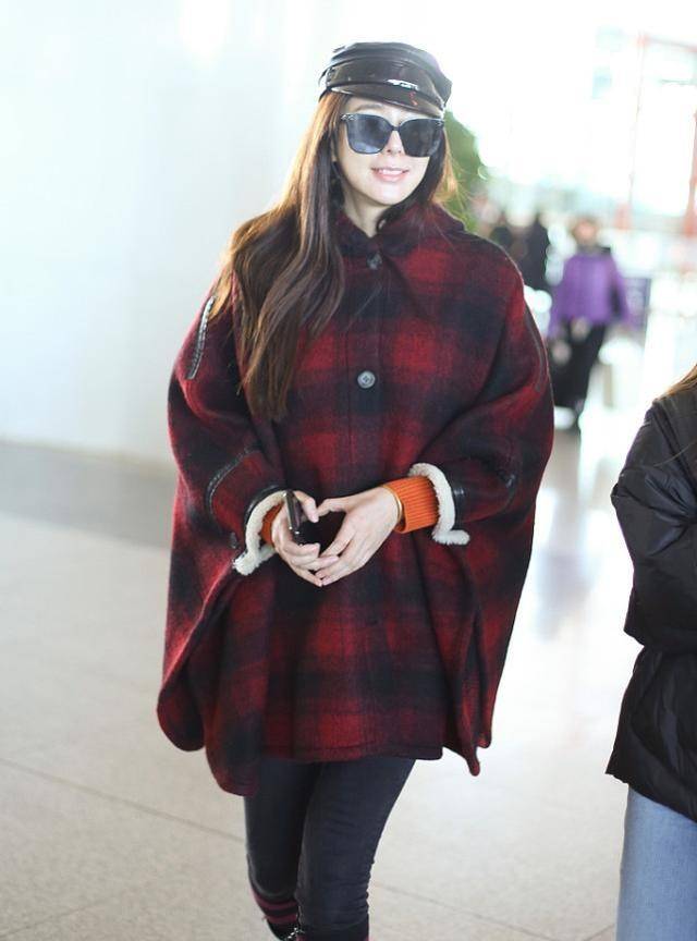 大衣|周韦彤虽然快40岁了，但是保养得依旧很好，这身段一般人比不了