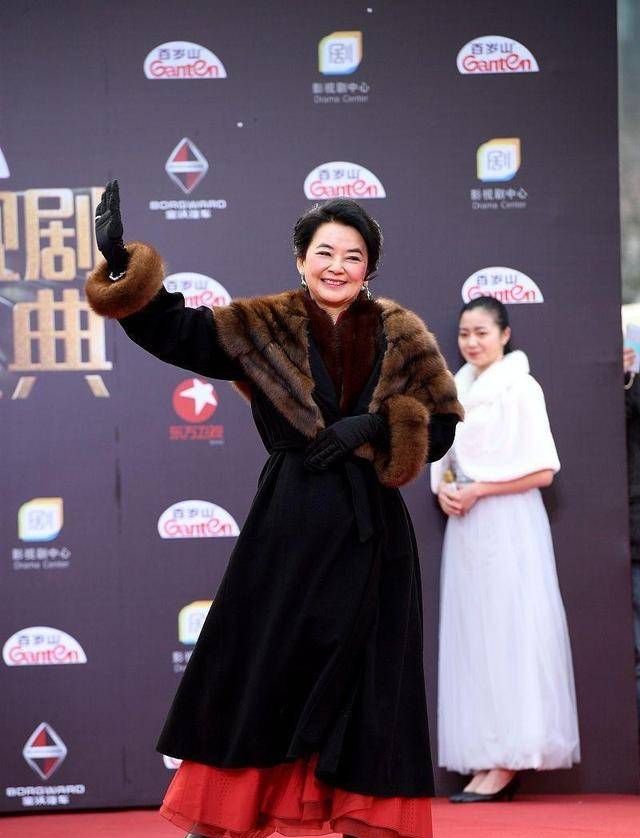 黑色|江珊这造型挺别致，正面看没啥亮点，但一弯腰却很撩人