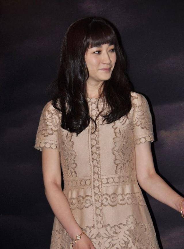 好身材|李小冉这样的女人真厉害，这么紧的裙子也穿得进，好身材真没藏住