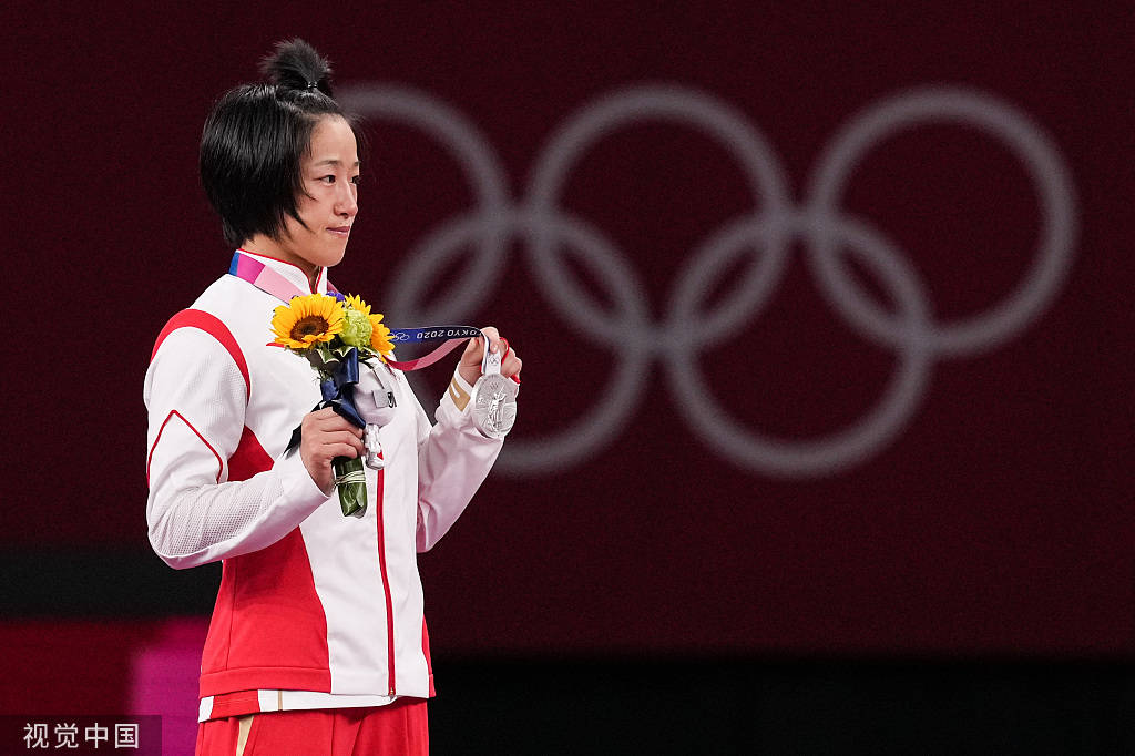高清图:孙亚楠领奖手举银牌 眼眶湿润默默擦拭