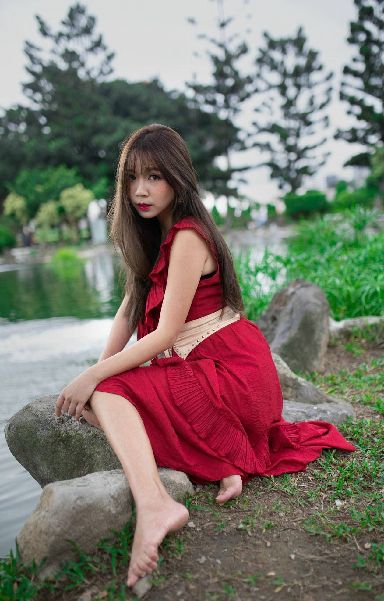 显得|红色的连衣裙V领的设计，露出胸口与锁骨，很有夏日的味道