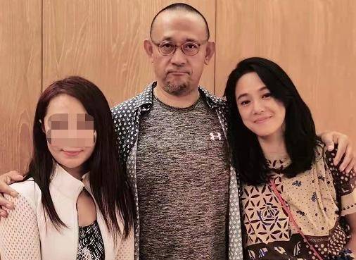 黑色|姜文和妻子甜蜜出游，两人私下打扮接地气，久违露面也这么恩爱