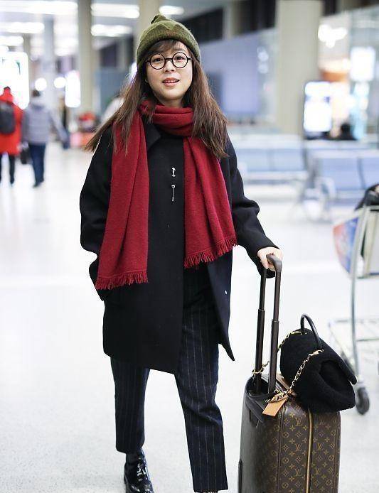 张静初真是仗着自己气质好,穿豹纹大衣走机场,别说还挺有个性