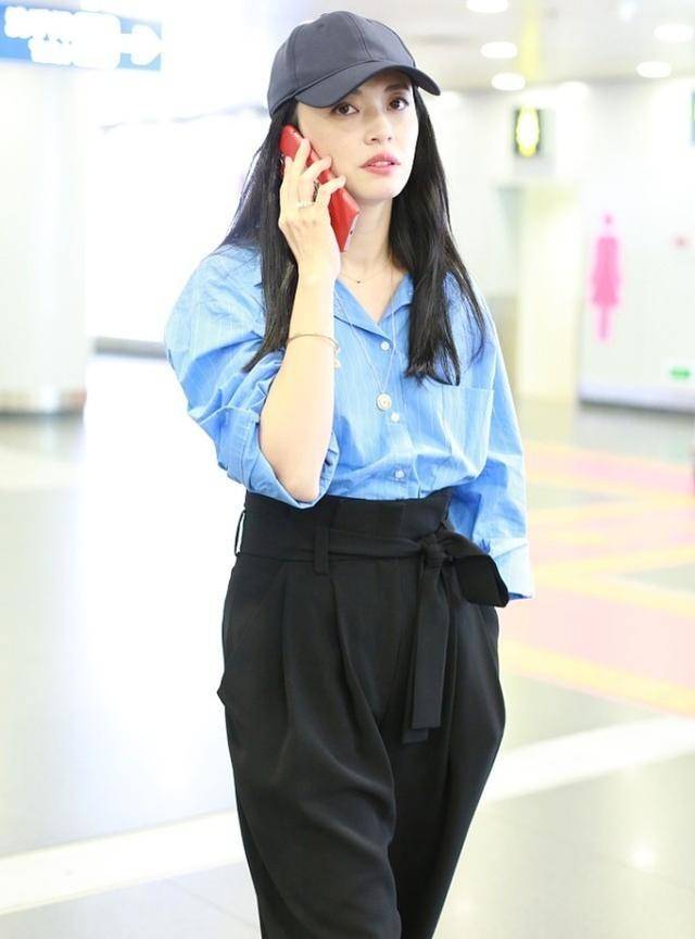 麻袋|姚晨私下里够随性的，穿个“麻袋裤”打电话，挺有老板范儿的