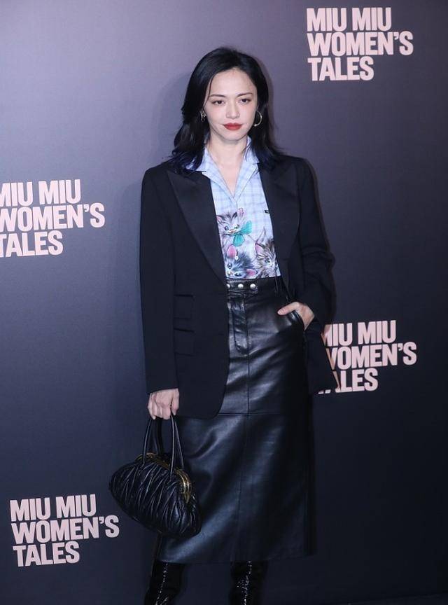 麻袋|姚晨私下里够随性的，穿个“麻袋裤”打电话，挺有老板范儿的