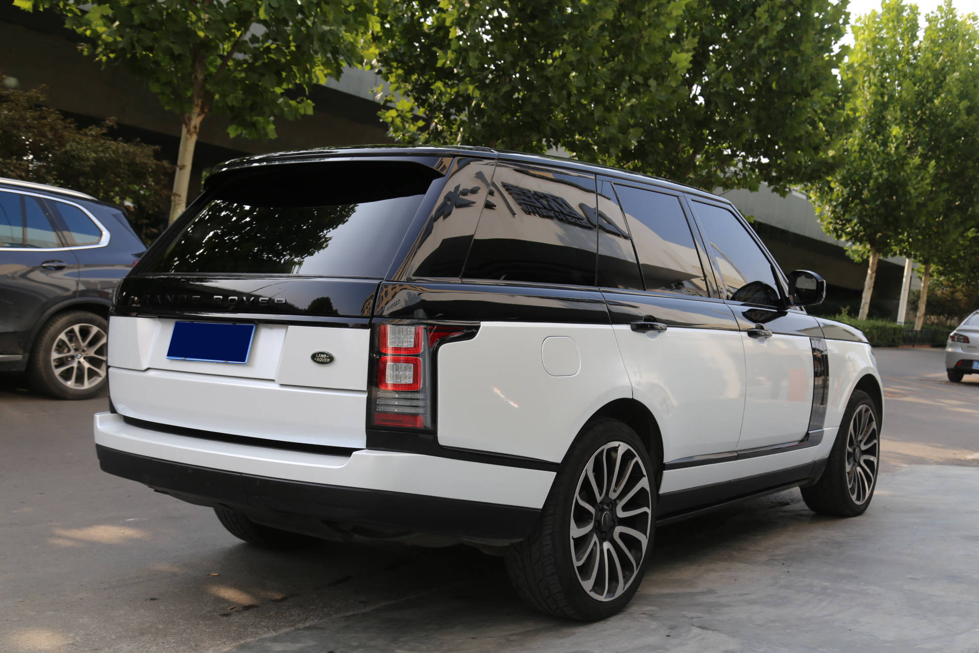 霸气来袭 | 路虎全车改色贴膜双拼上黑下白经典搭配