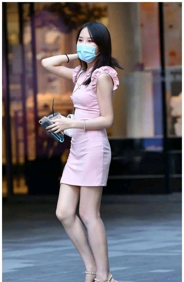 颜色|复古款粉色连衣裙，凸显白嫩肌肤，给人温婉可人的感觉
