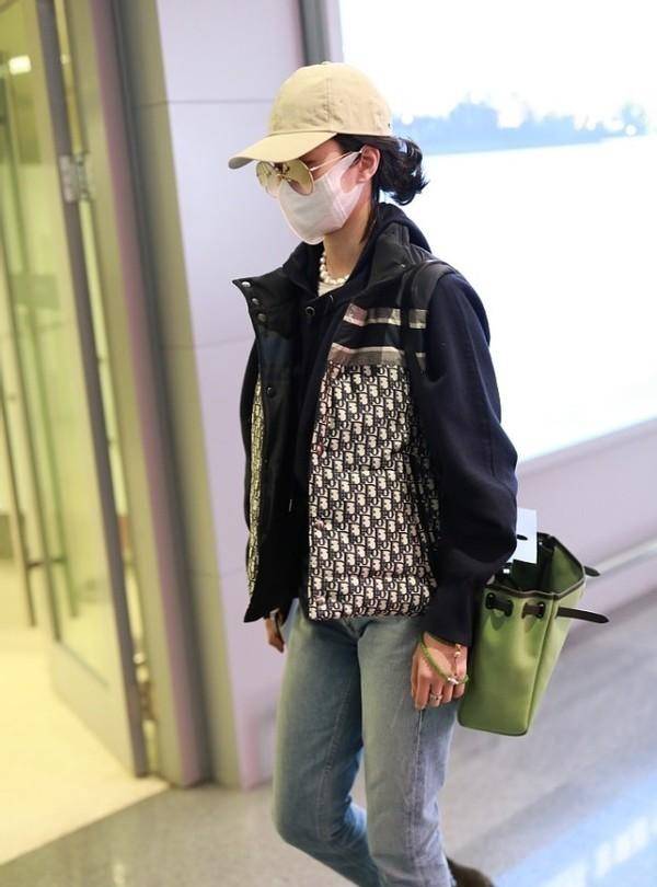建议|杨采钰戴墨镜酷似刘亦菲,私下穿牛仔裤配棉服走机场,随性又自然