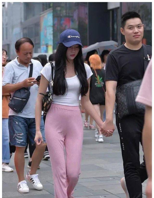 下半身|托腹裤、吊带裙和运动裤其实都是很百搭的时尚单品,修身又优雅