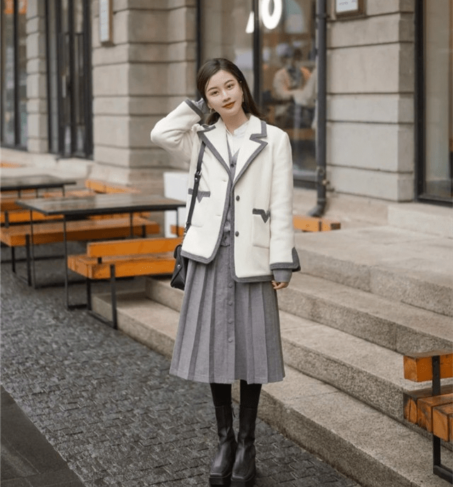 黑色|黑白灰很有“烟火气”，随性混搭时髦又接地气