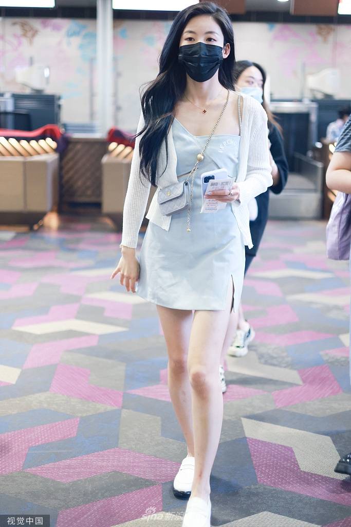 孙芮snh48总决选夺冠后现身 连衣裙搭开衫温柔靓丽