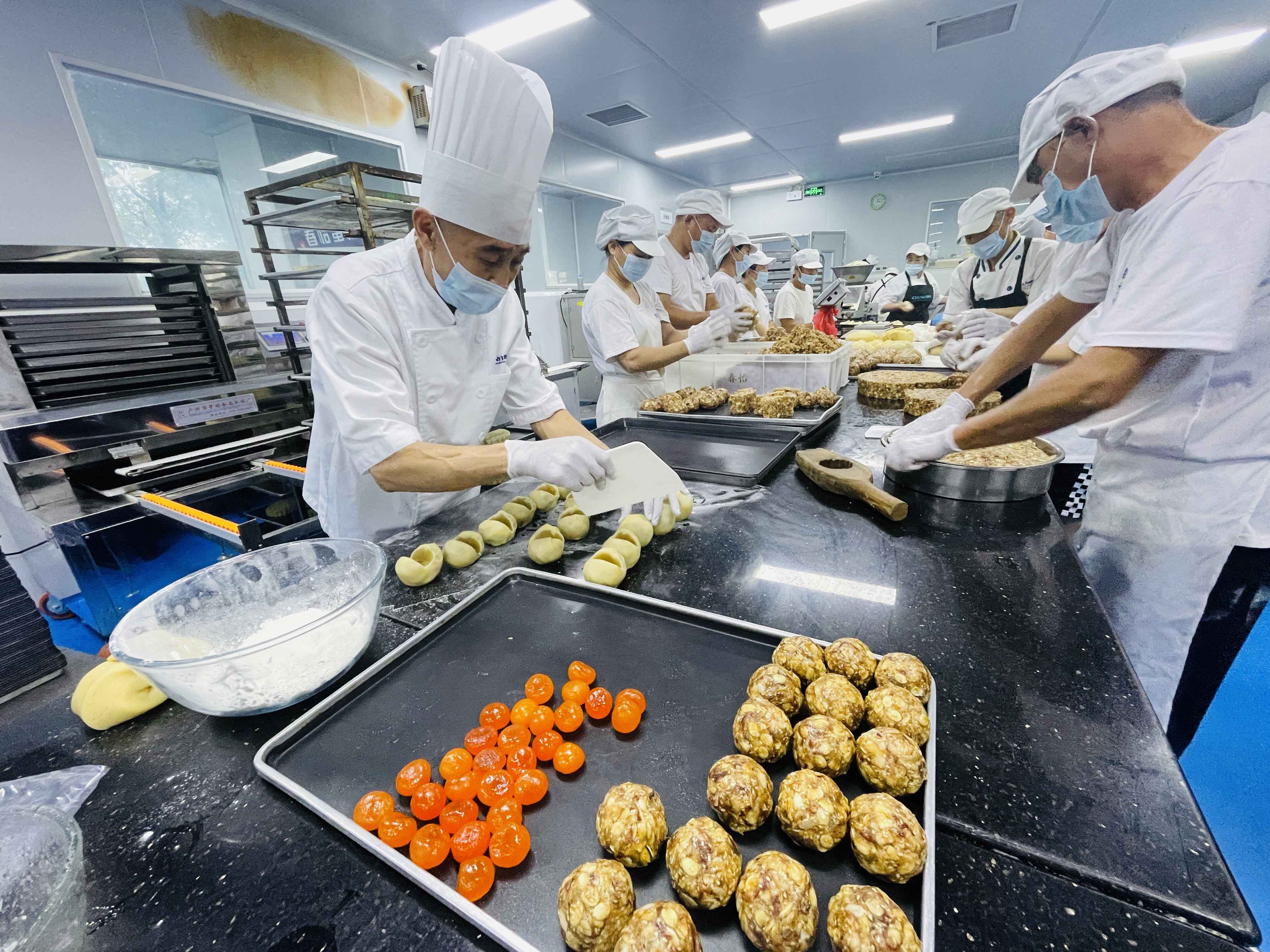 《粤菜师傅》带你去探究春怡月饼怎么生产的?