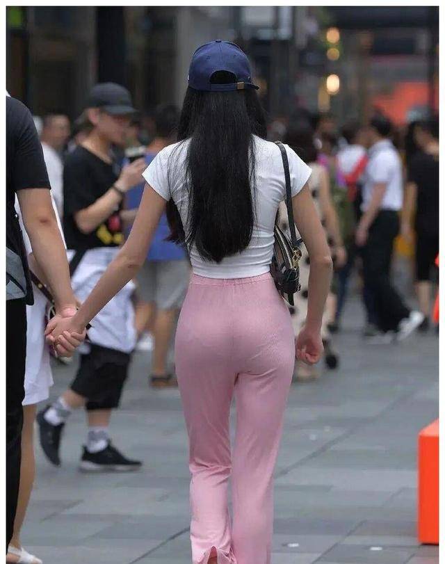 下半身|托腹裤、吊带裙和运动裤其实都是很百搭的时尚单品,修身又优雅
