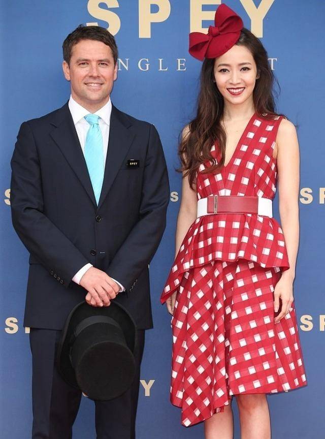 套装|侯佩岑扮嫩有一套，就算穿着妩媚的红裙，头上戴蝴蝶结却显嫩不少